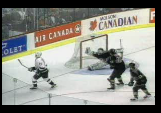 NHL Blades of Steel 2000 screenshot 4 for Playstation